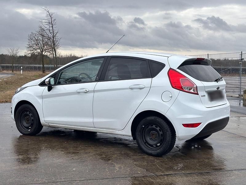 Gebraucht Ford Fiesta 101 PS (74 kW) 2013 Weiß Kleinwagen