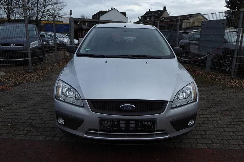 Gebraucht Ford Focus Trend 101 PS (74 kW) 2005 Silber Limousine