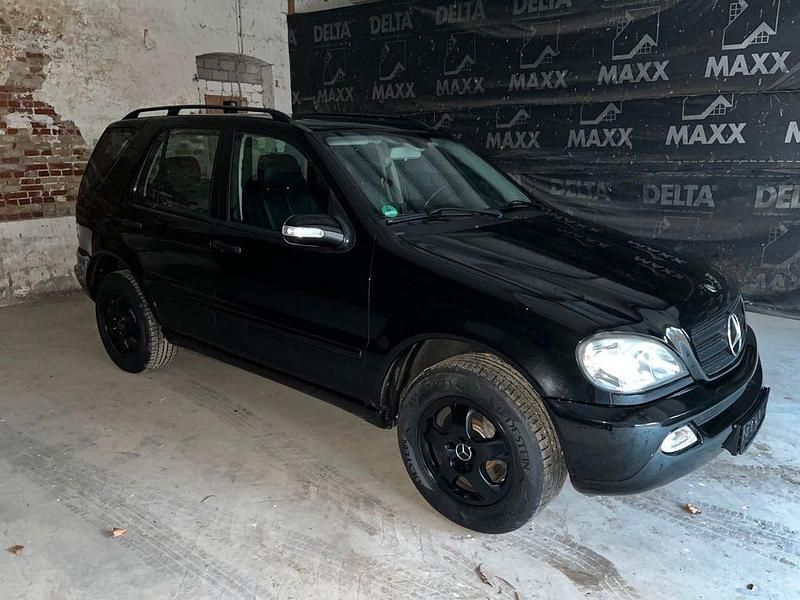Schwarz Gebraucht 2004 Mercedes ML270 SUV | 7.500 € (Teuer) - Bild 1/4