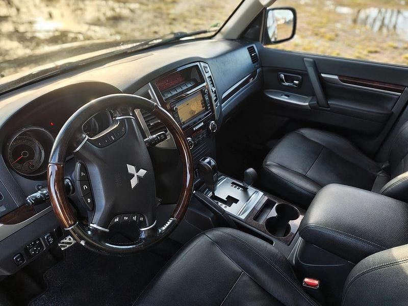 Gebraucht Mitsubishi Pajero Top 190 PS (139 kW) 2017 Schwarz SUV