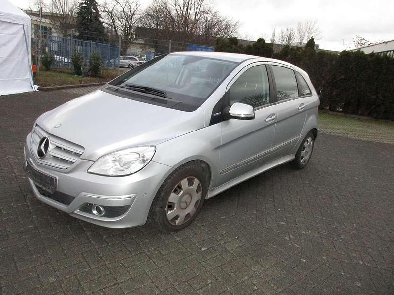 Gebraucht Mercedes B180 116 PS (85 kW) 2011 Polarsilber  metalliclack Van / Kleinbus