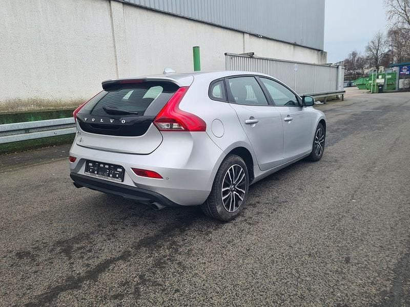 Gebraucht Volvo V40 Momentum 152 PS (111 kW) 2017 Silber Limousine