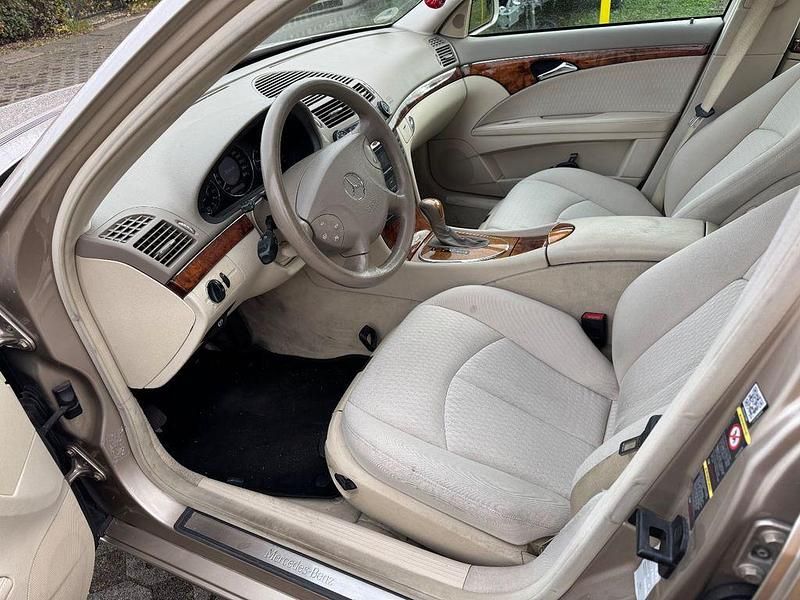 Gebraucht Mercedes E220 Elegance 150 PS (110 kW) 2002 Beige Limousine