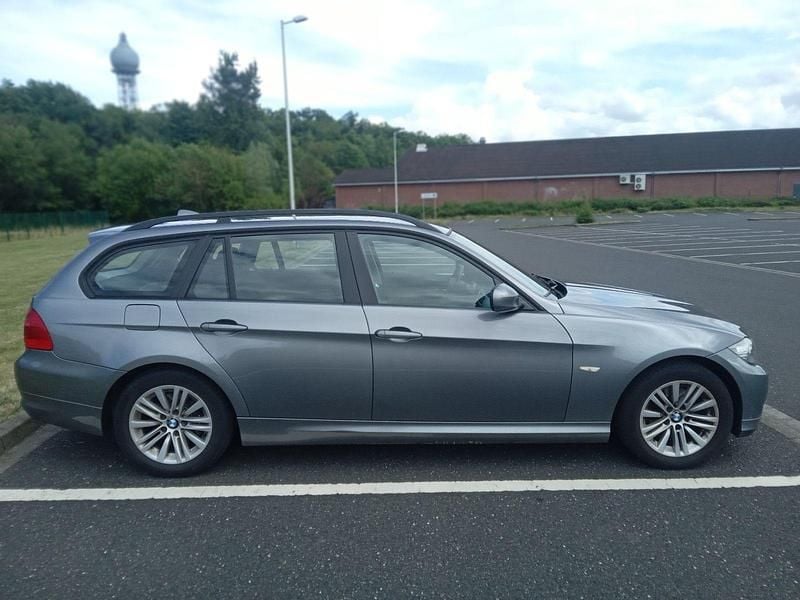 Grau Gebraucht 2011 BMW 318 Lifestyle Kombi | 3.800 € (Guter Preis) - Bild 1/4