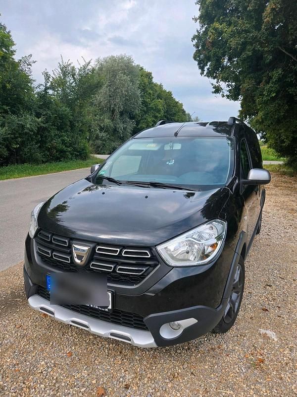 Schwarz Gebraucht 2017 Dacia Dokker Celebration Van | 13.900 € - Bild 1/4