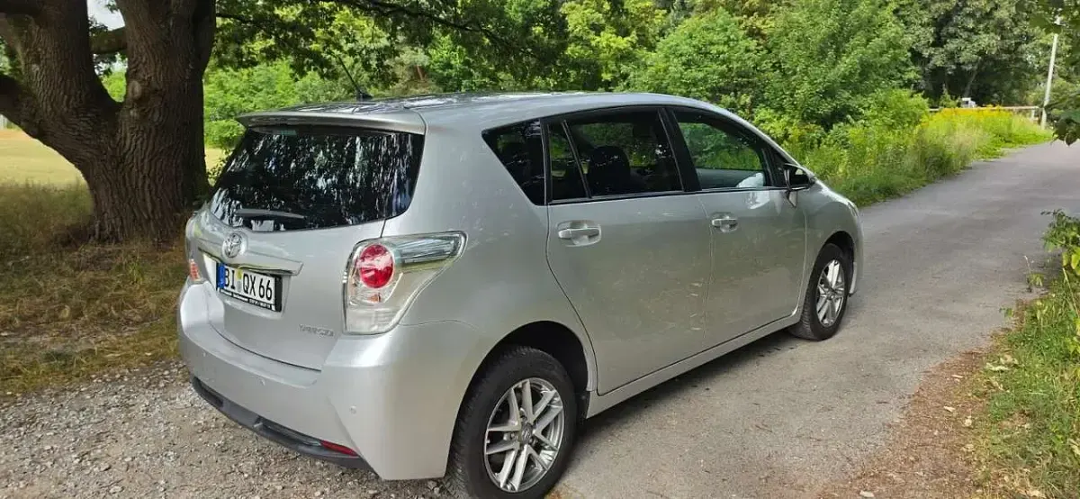Gebraucht Toyota Verso Skyview Edition 147 PS (108 kW) 2015 Grau Van / Kleinbus