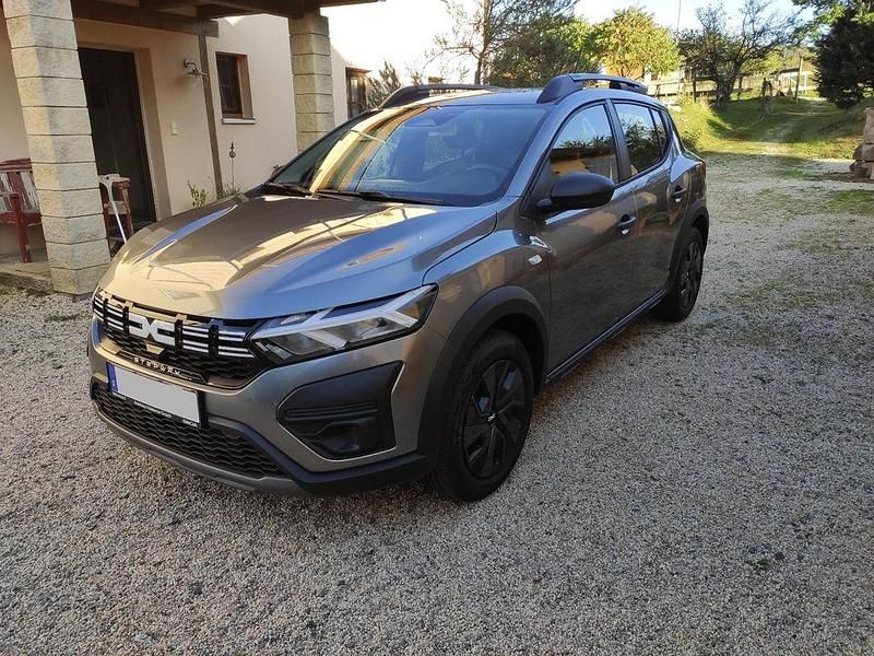 Grau Gebraucht 2024 Dacia Sandero Essentiel Kleinwagen | 15.950 € (Guter Preis) - Bild 1/4