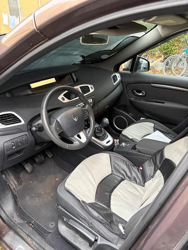 Gebraucht Renault Scénic 160 PS (117 kW) 2009 Braun Van / Kleinbus