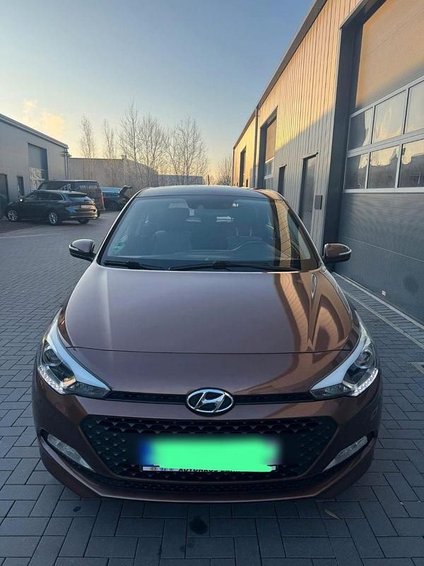 Braun Gebraucht 2015 Hyundai i20 Trend Kleinwagen | 9.000 € (Fairer Preis) - Bild 1/4