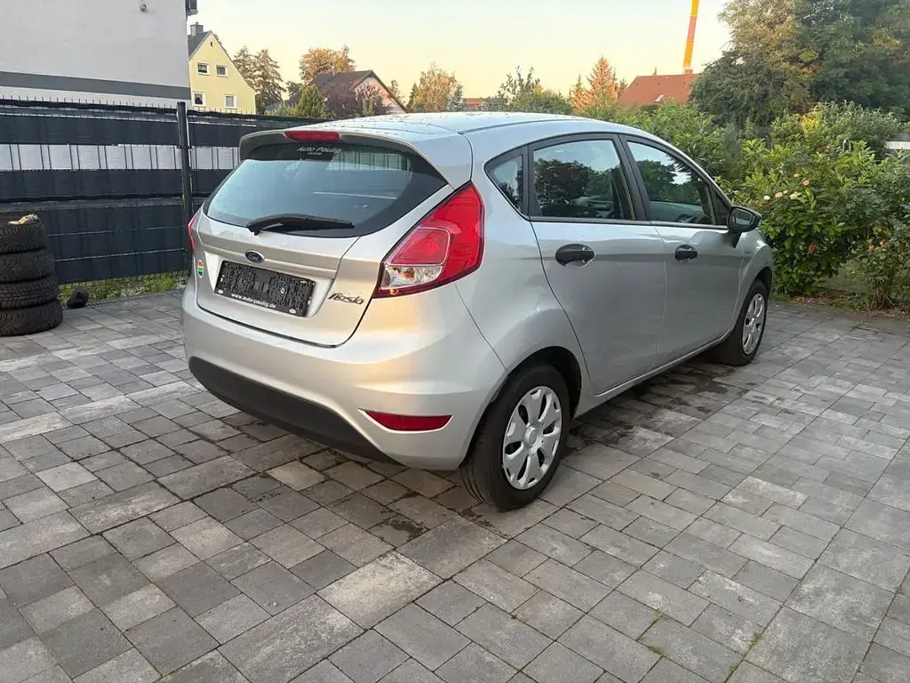 Gebraucht Ford Fiesta 60 PS (44 kW) 2015 Silber Kleinwagen