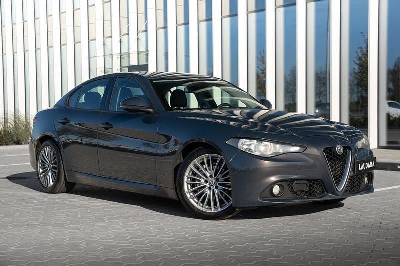 Grau Gebraucht 2017 Alfa Romeo Giulia Limousine | 9.000 € - Bild 1/4