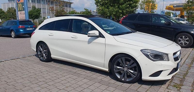 Weiß Gebraucht 2016 Mercedes A180 AMG line Limousine | 12.300 € (Fairer Preis) - Bild 1/4