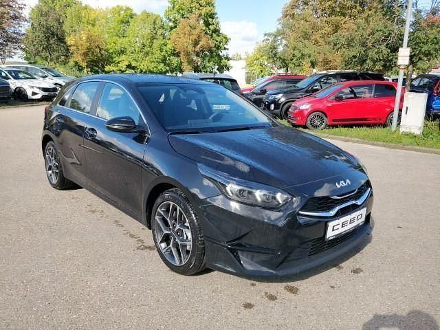 Neu Kia Ceed Spirit 140 PS (102 kW) 2025 Schwarz Kleinwagen