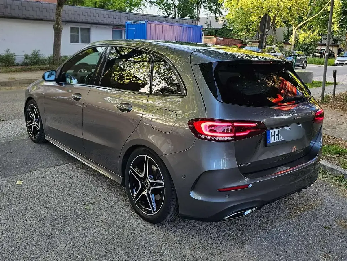Gebraucht Mercedes B200 AMG line 163 PS (119 kW) 2019 Silber Van / Kleinbus