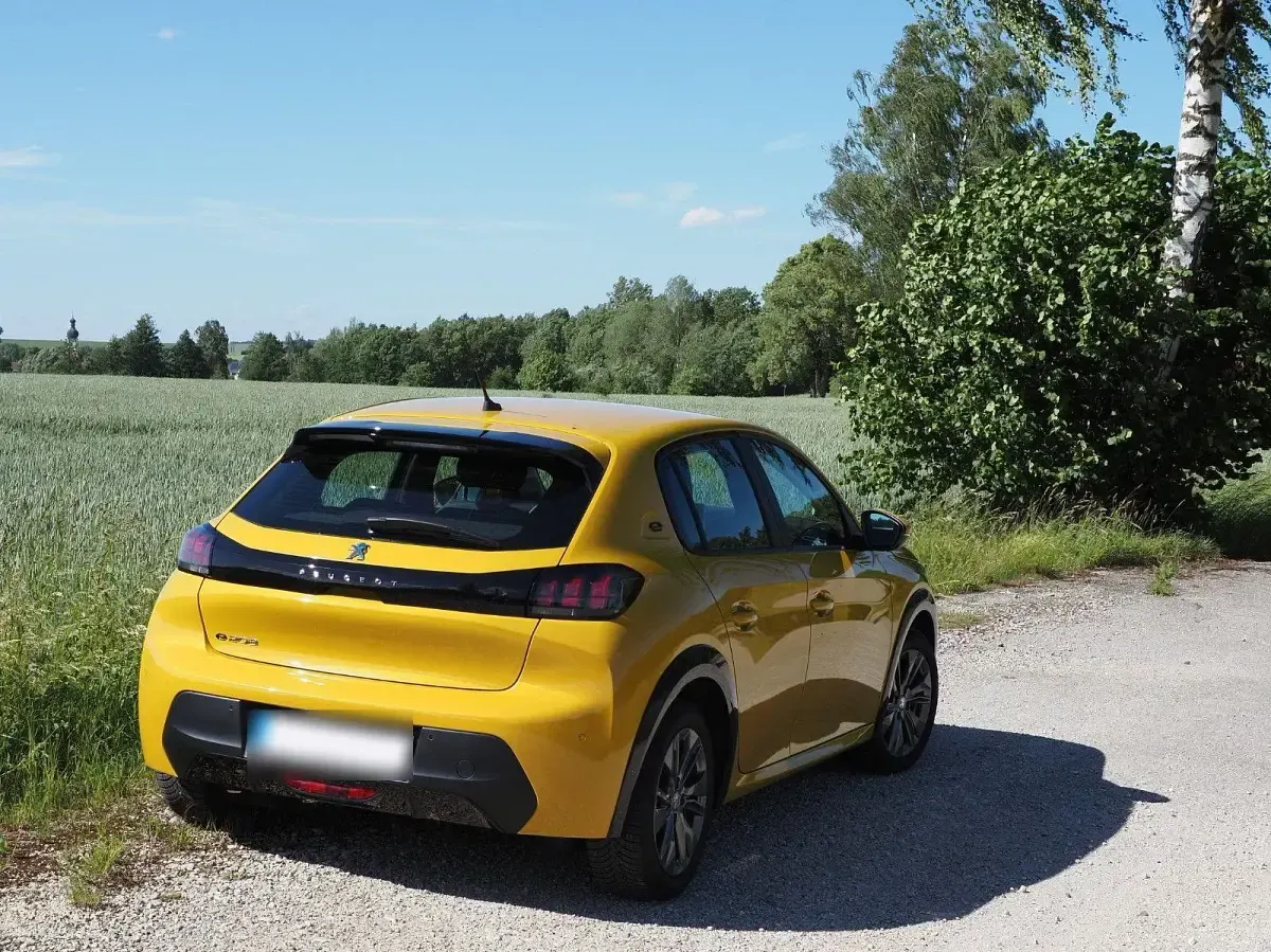 Gebraucht Peugeot e-208 Active 100 kW (136 PS) 2021 Gelb Kleinwagen