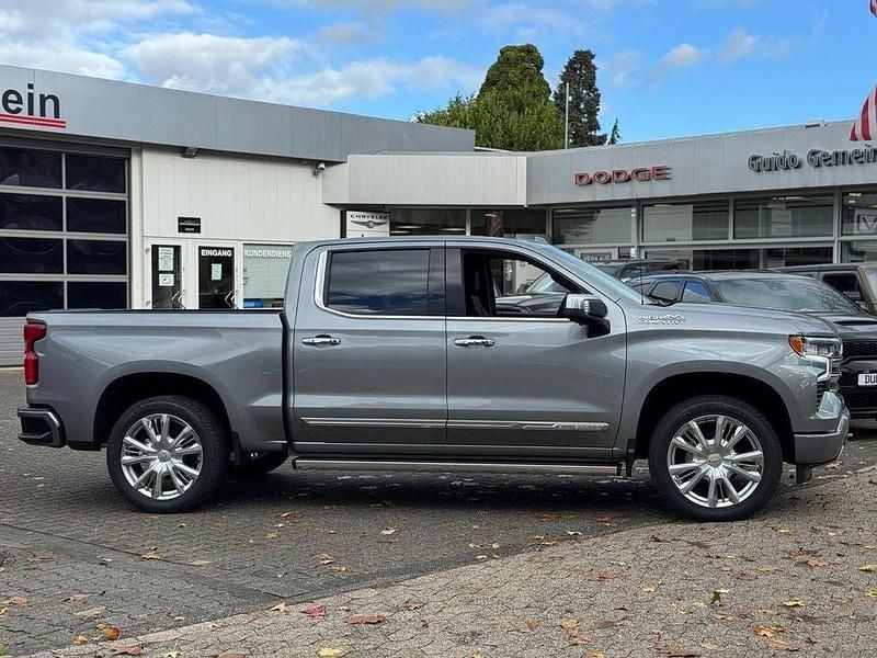 Neu Chevrolet Silverado 426 PS (313 kW) 2025 Grau SUV