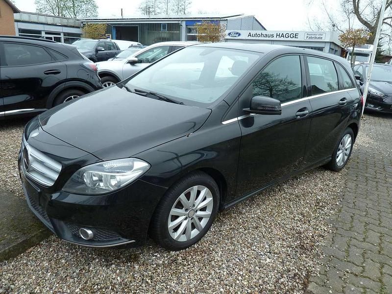 Kosmosschwarz metalliclack Gebraucht 2014 Mercedes B180 Van / Kleinbus | 13.900 € (Fairer Preis) - Bild 1/2