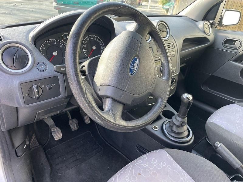 Gebraucht Ford Fiesta 69 PS (50 kW) 2006 Silber Kleinwagen