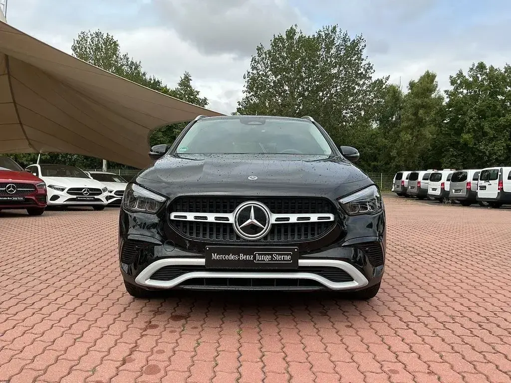 Gebraucht Mercedes GLA200 163 PS (119 kW) 2026 Schwarz SUV