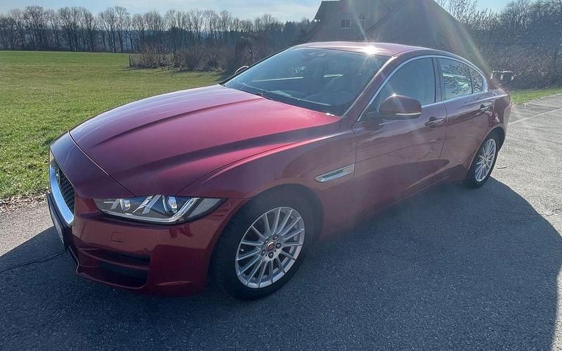 Gebraucht Jaguar XE Portfolio 163 PS (119 kW) 2016 Rot Limousine