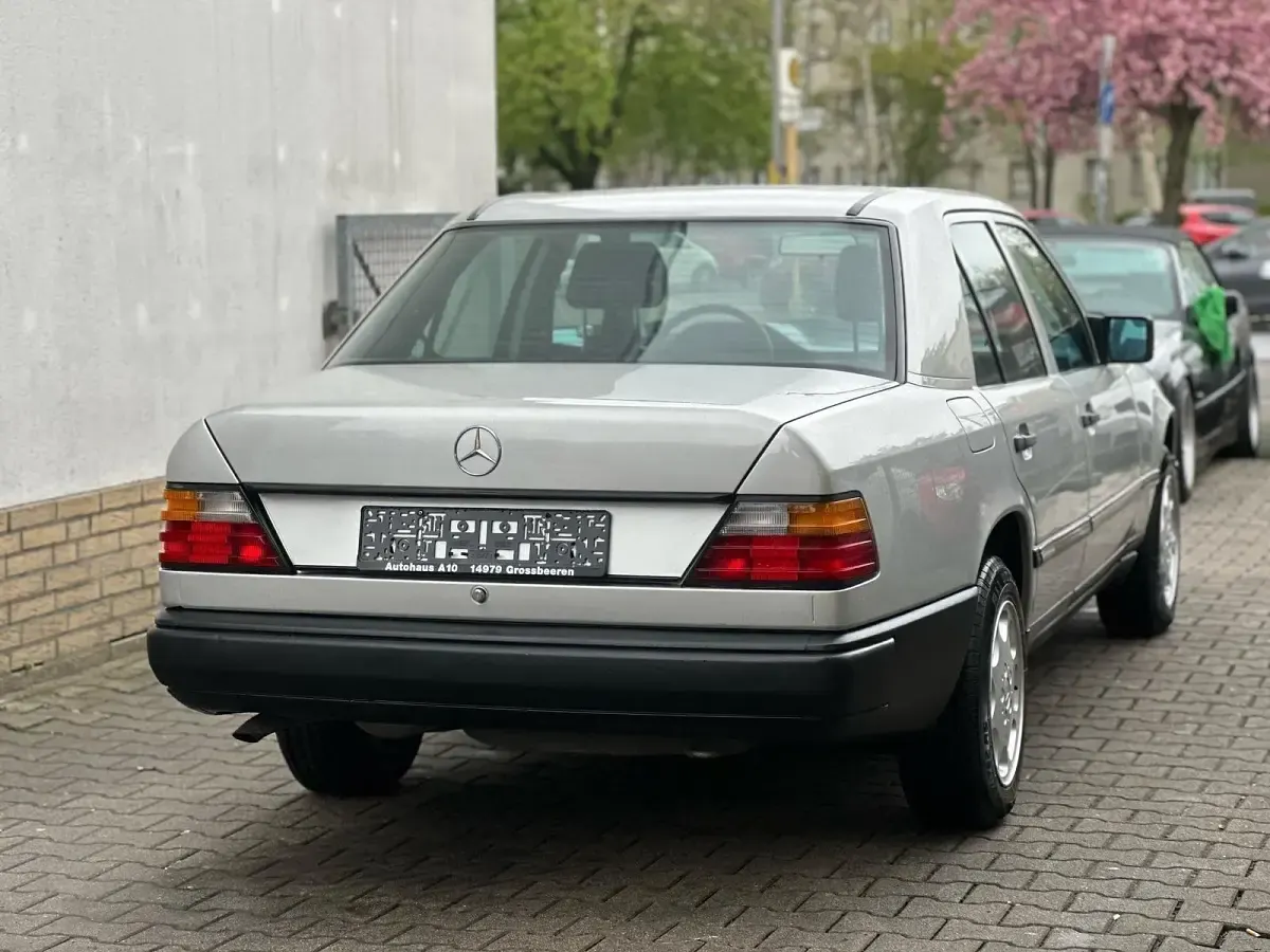 Używany Mercedes E230 131 KM (96 kW) 1986 Srebrny Sedan/Limuzyna