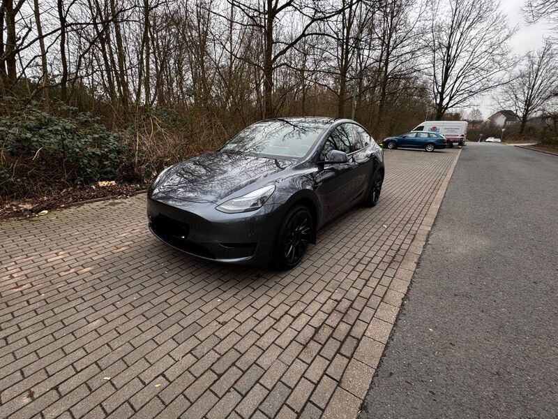 Grau Gebraucht 2023 Tesla Model Y RWD SUV | 36.500 € (Fairer Preis) - Bild 1/4