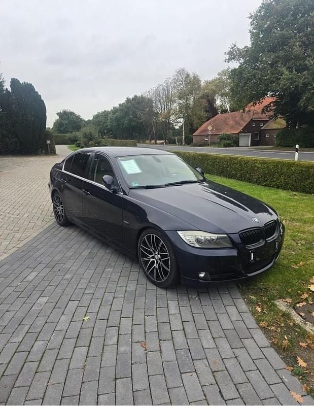 Blau Gebraucht 2009 BMW 330 Limousine | 8.000 € (Superpreis) - Bild 1/4