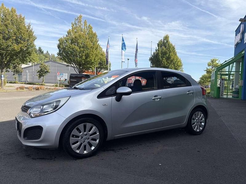 Grau Gebraucht 2012 Kia Rio Edition 7 Kleinwagen | 6.650 € (Fairer Preis) - Bild 1/4