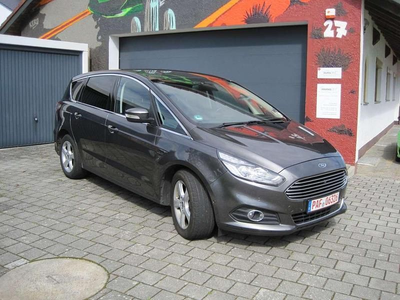 Grau Gebraucht 2017 Ford S-MAX Titanium Van / Kleinbus | 22.000 € (Fairer Preis) - Bild 1/4