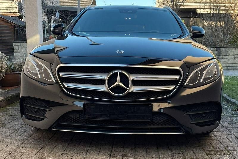 Schwarz Gebraucht 2019 Mercedes E300 AMG line Kombi | 22.300 € (Superpreis) - Bild 1/4