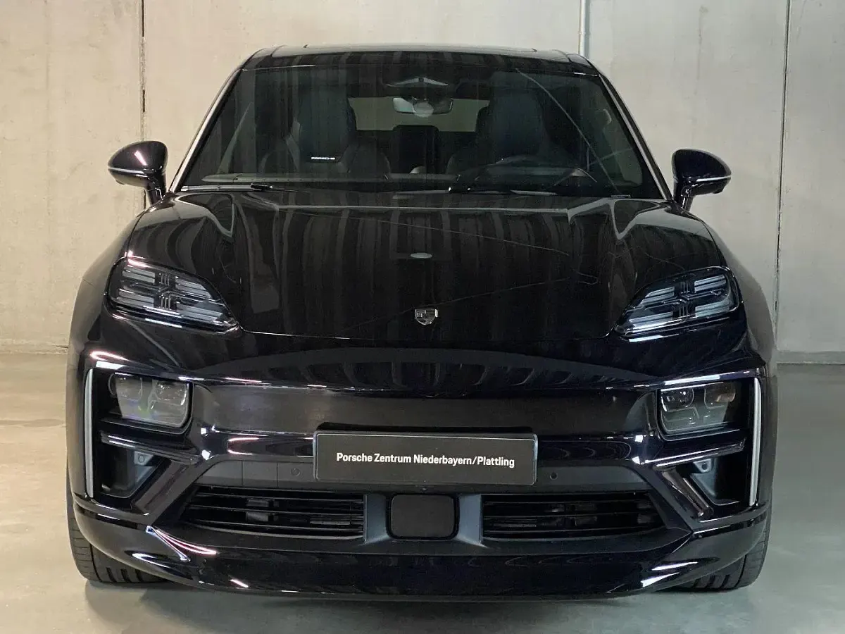 Neu Porsche Macan Turbo 469 kW (639 PS) 2026 Tiefschwarzmetallic SUV