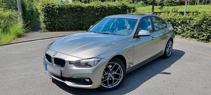 Andere farben Gebraucht 2016 BMW 330e iPerformance Limousine | 18.000 € (Fairer Preis) - Bild 1/4