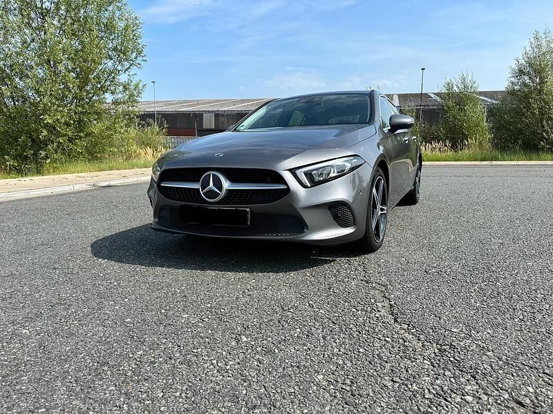 Grau Gebraucht 2018 Mercedes A180 Kleinwagen | 13.500 € (Fairer Preis) - Bild 1/4