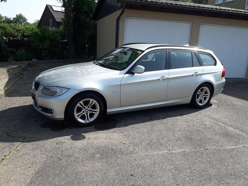 Grau Gebraucht 2012 BMW 318 Kombi | 6.700 € (Guter Preis) - Bild 1/4