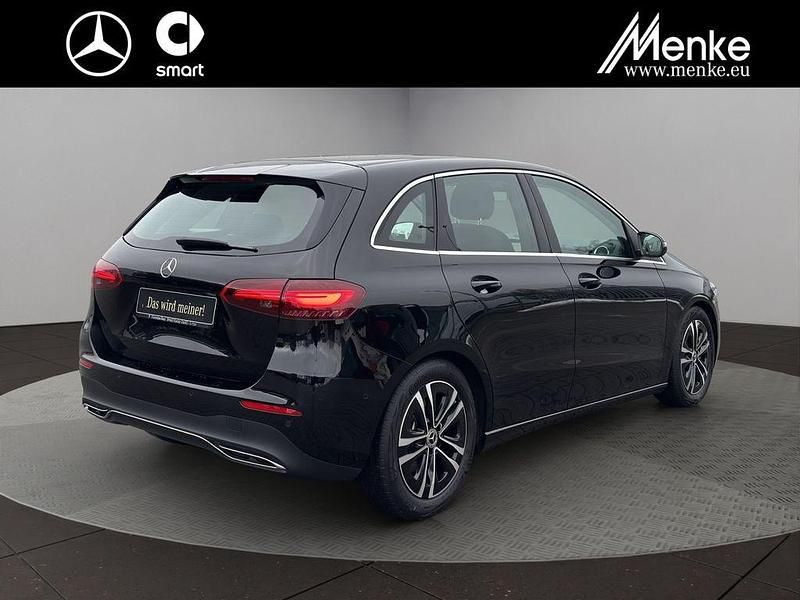 Gebraucht Mercedes B200 163 PS (119 kW) 2024 Unilack nachtschwarz Van / Kleinbus