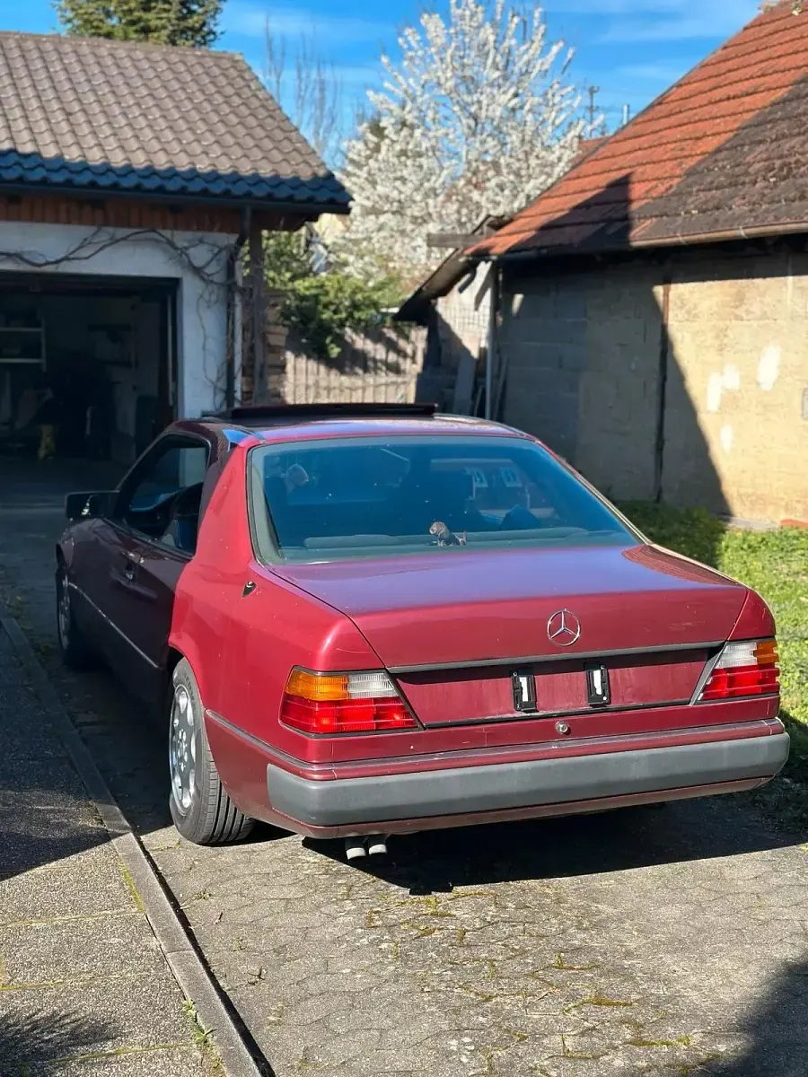 Second-hand Mercedes E300 180 CP (132 kW) 1992 Roșu Coupe