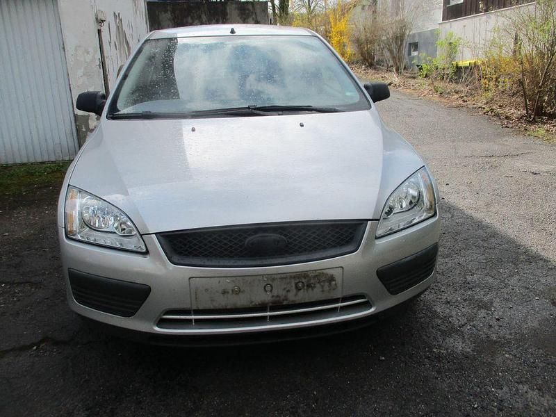 Gebraucht Ford Focus Trend 101 PS (74 kW) 2005 Silber Limousine