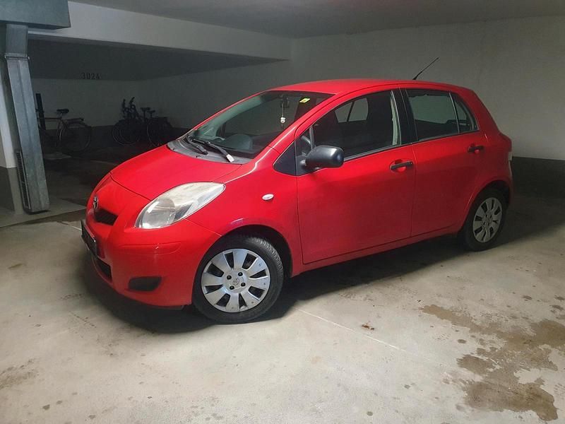 Rot Gebraucht 2009 Toyota Yaris Kleinwagen | 2.590 € - Bild 1/4
