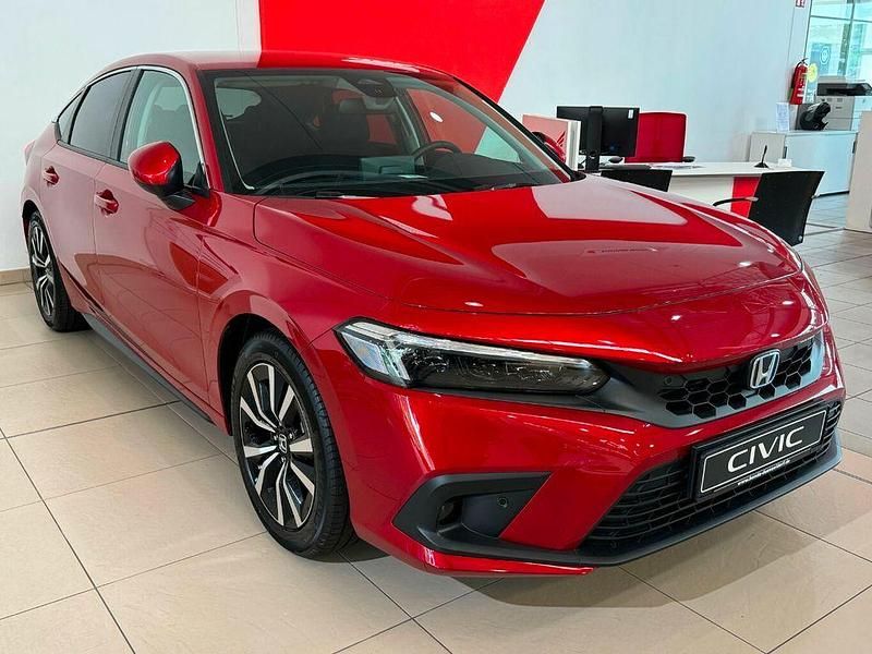 Premium crystal red Gebraucht 2024 Honda Civic Elegance Limousine | 33.950 € (Fairer Preis) - Bild 1/4