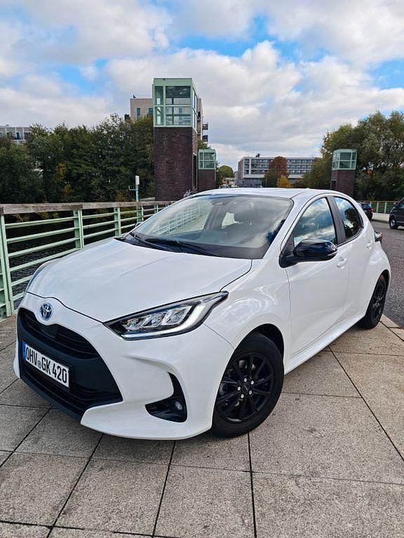 Weiß Gebraucht 2023 Toyota Yaris Hybrid Team SUV | 18.999 € (Superpreis) - Bild 1/4