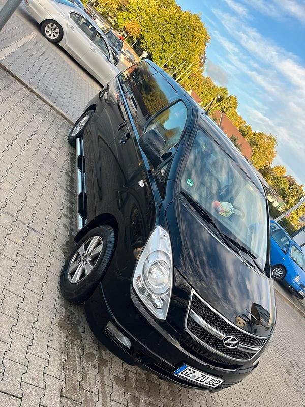 Schwarz Gebraucht 2012 Hyundai H-1 Van / Kleinbus | 11.499 € (Teuer) - Bild 1/4