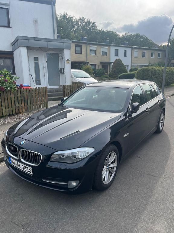 Schwarz Gebraucht 2013 BMW 520 Luxury Line Limousine | 12.400 € (Fairer Preis) - Bild 1/4