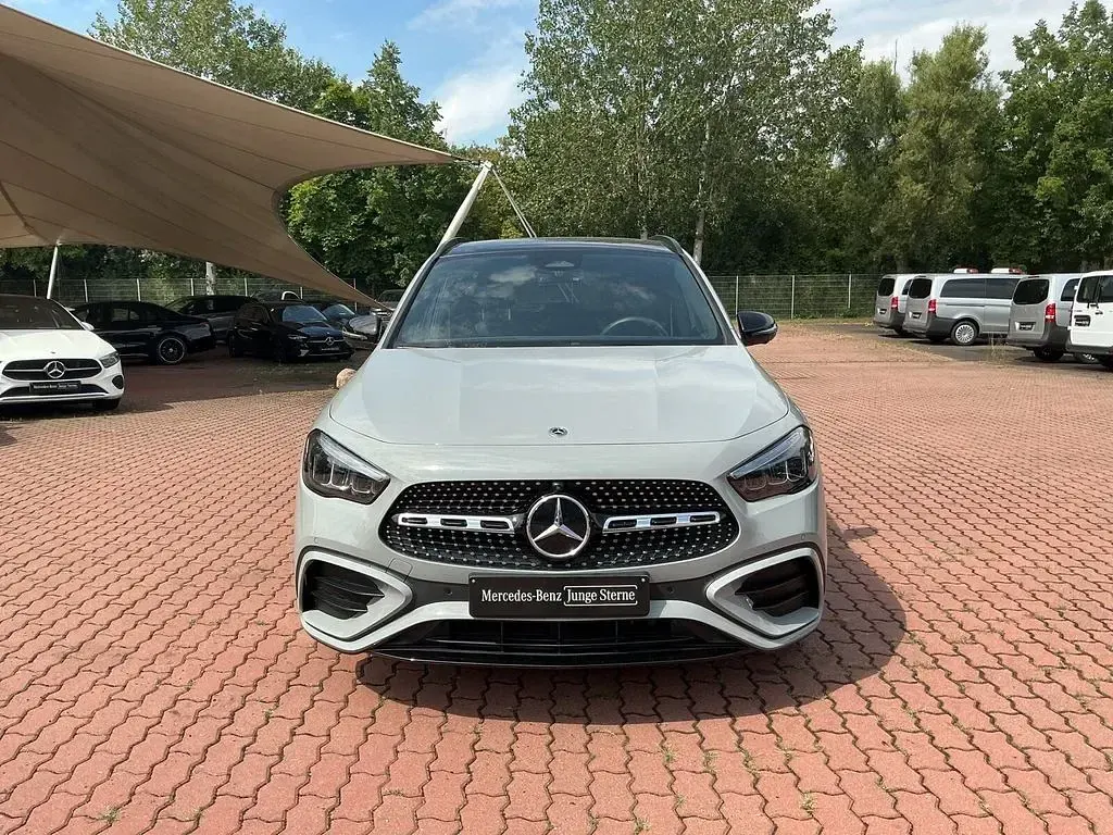 Gebraucht Mercedes GLA200 AMG line 163 PS (119 kW) 2026 Manufaktur lack manufaktur alpingrau uni SUV