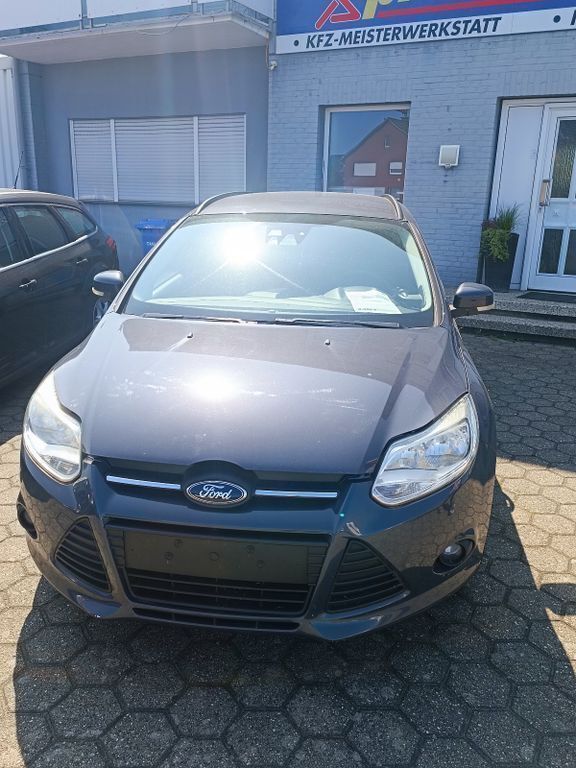 Grau Gebraucht 2011 Ford Focus Trend Limousine | 8.800 € - Bild 1/4