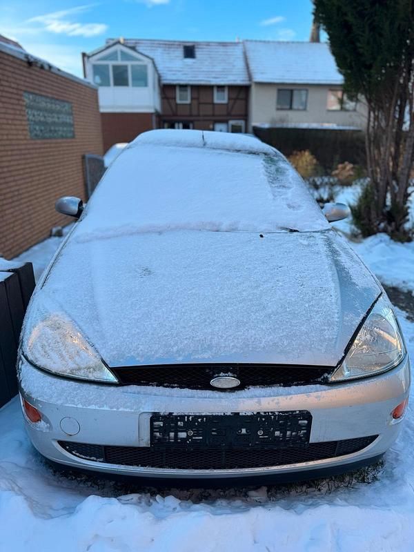 Schwarz Gebraucht 2001 Ford Focus Kombi | 680 € (Superpreis) - Bild 1/4