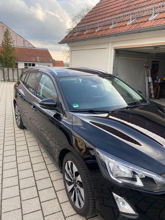 Używany Ford Focus Active 125 KM (91 kW) 2021 Czarny Sedan/Limuzyna