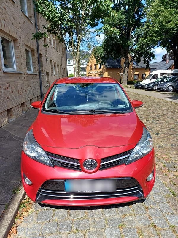 Rot Gebraucht 2014 Toyota Verso Van / Kleinbus | 11.750 € (Fairer Preis) - Bild 1/4