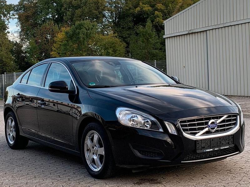 Schwarz Gebraucht 2011 Volvo S60 Momentum Limousine | 11.490 € (Fairer Preis) - Bild 1/4
