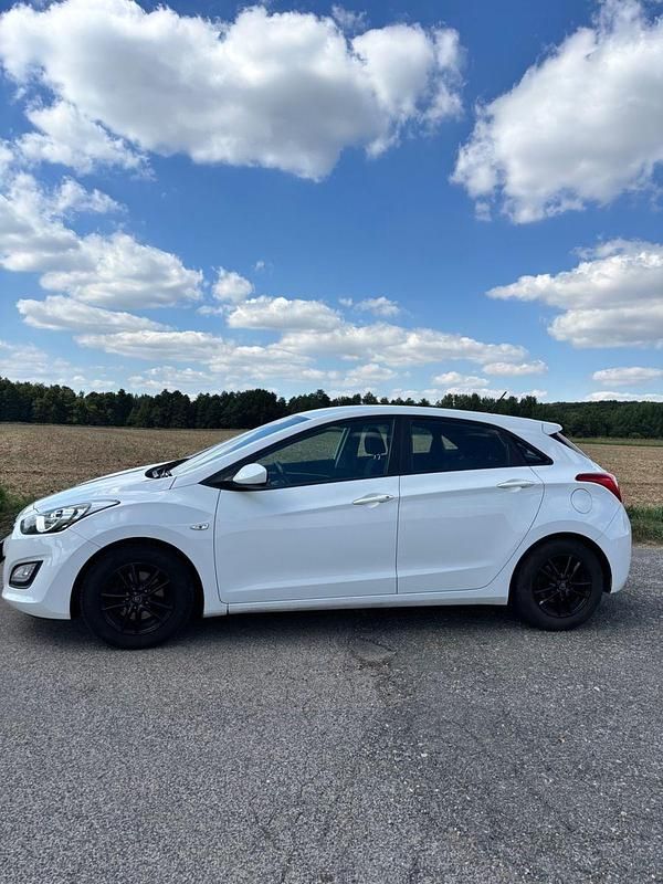 Weiß Gebraucht 2015 Hyundai i30 Edition Limousine | 6.999 € (Guter Preis) - Bild 1/4