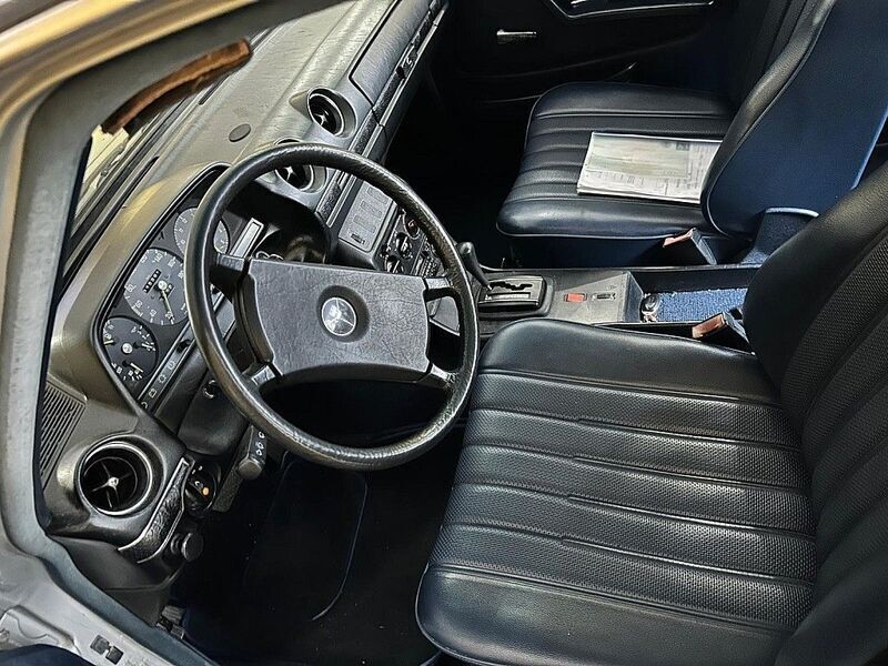 Gebraucht Mercedes 300 88 PS (64 kW) 1980 Silber Limousine